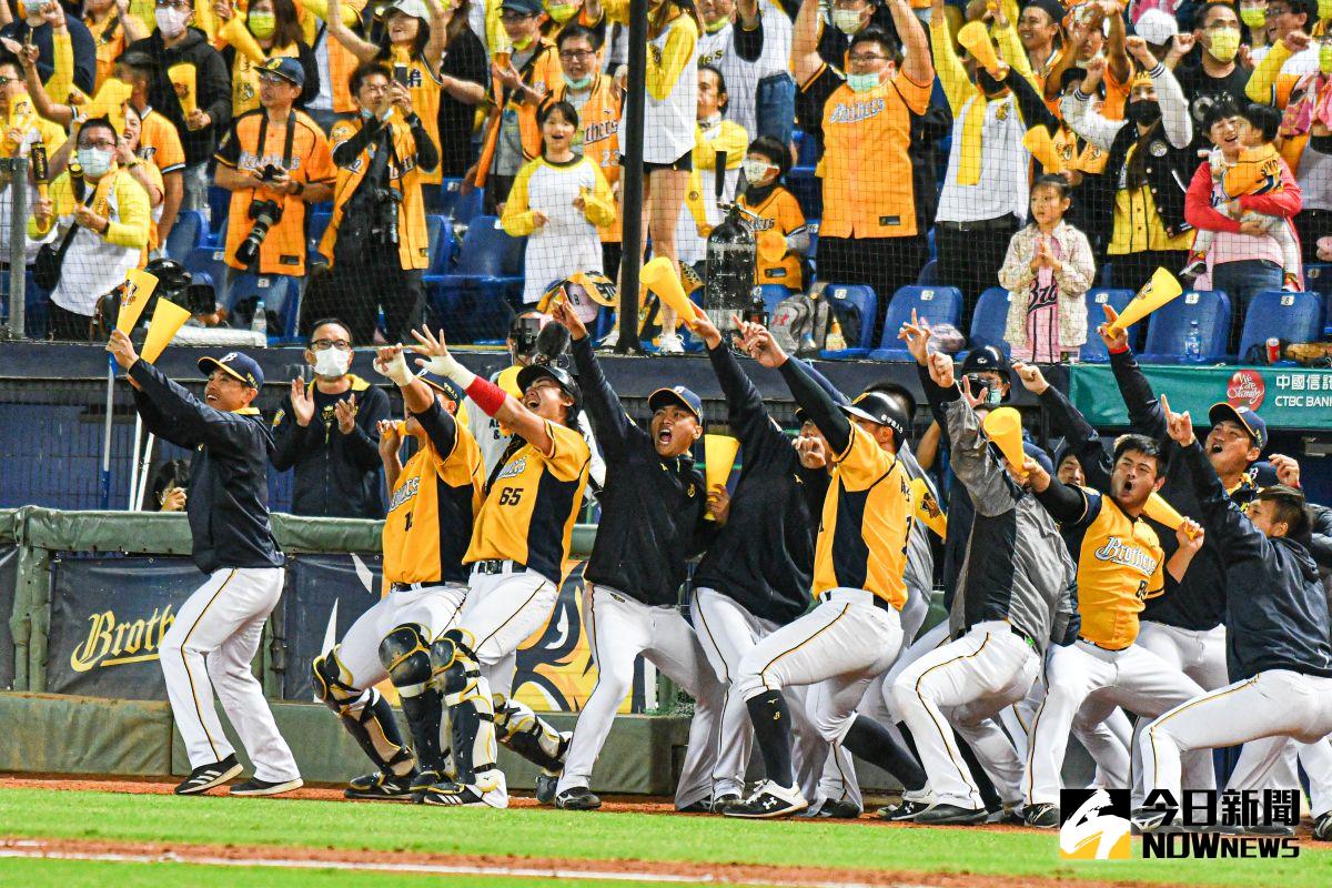 ▲兄弟單局敲出6安、打回4分，逆轉比數。（圖／葉政勳攝）