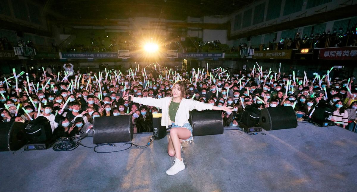 ▲關詩敏露性感蠻腰在校園開唱。（圖／亞神音樂提供）