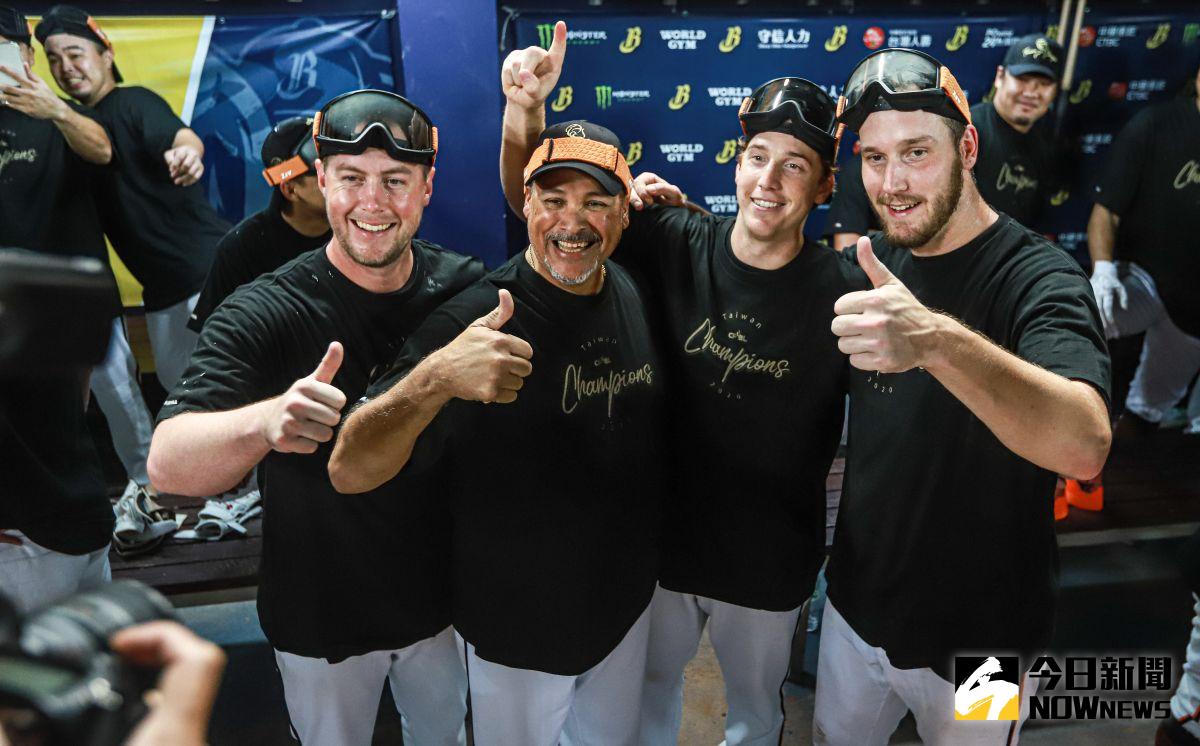 ▲統一獅三大洋投猛威爾（左起）、投手教練納瓦洛、泰迪、布雷克帶領統一獅奪下中職31年總冠軍。（圖／記者葉政勳攝 , 2020.11.08）