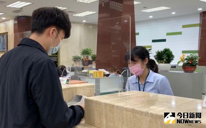 ▲銀行櫃台存錢,(圖/記者顏真真攝)