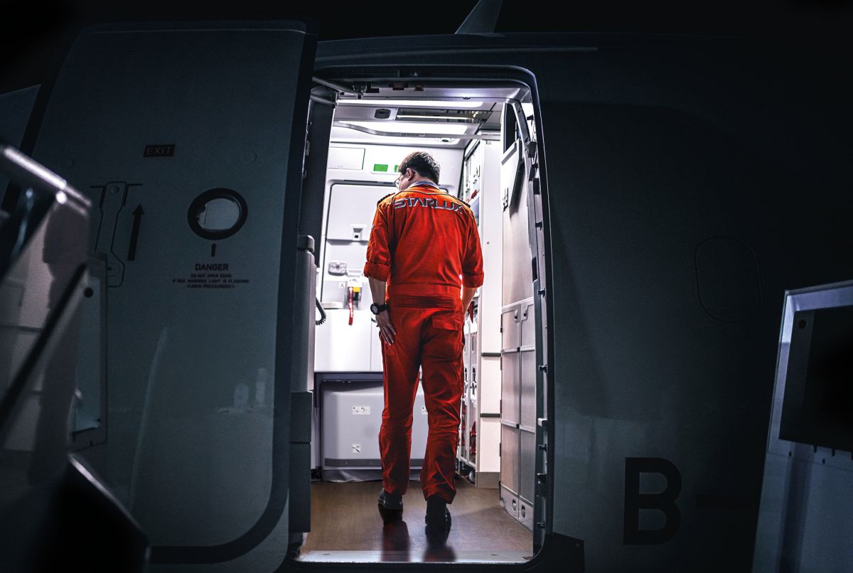 ▲星宇航空首本桌曆「初始號」今（ 9 ）日下午 17 時起開放預購，董事長張國煒也親自入鏡，成為桌曆中的彩蛋之一。（圖／星宇航空）