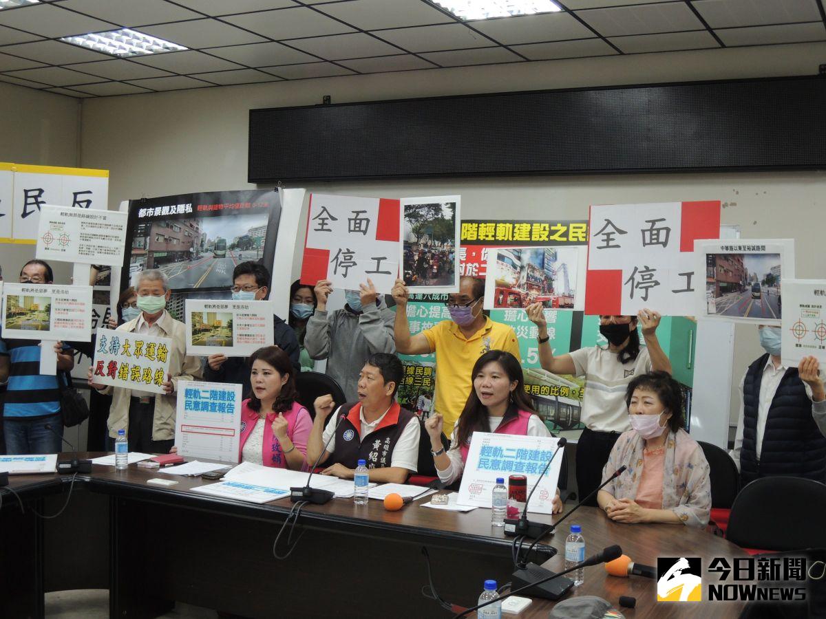 ▲高雄市國民黨議員黃紹庭、李雅靜、陳玫娟等人和輕軌沿線自救會人員召開記者會，並公布委託國民黨智庫進行的「高雄二階輕軌建設的民意調查」。（圖／記者鄭婷襄攝）