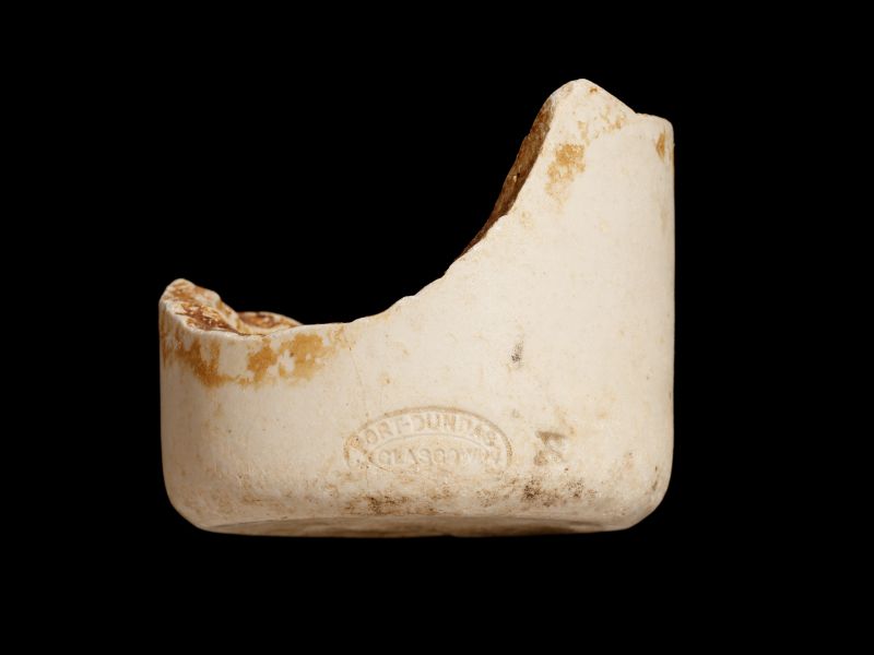 ▲下罟坑遺址採集到的19世紀酒瓶，從瓶身款銘可以知道產地為蘇格蘭格拉斯哥。（圖/十三行博物館提供）