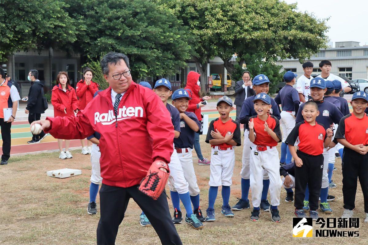 ▲桃園市長鄭文燦代表樂天桃猿隊捐贈一批棒球用具給少棒界傳奇澎湖「講美國小」，鄭文燦對這所42位小朋友的迷你小學，竟能培育出那麼多實力堅強的棒球國手感到不可思議。（圖／記者張塵攝，2020.11.09）