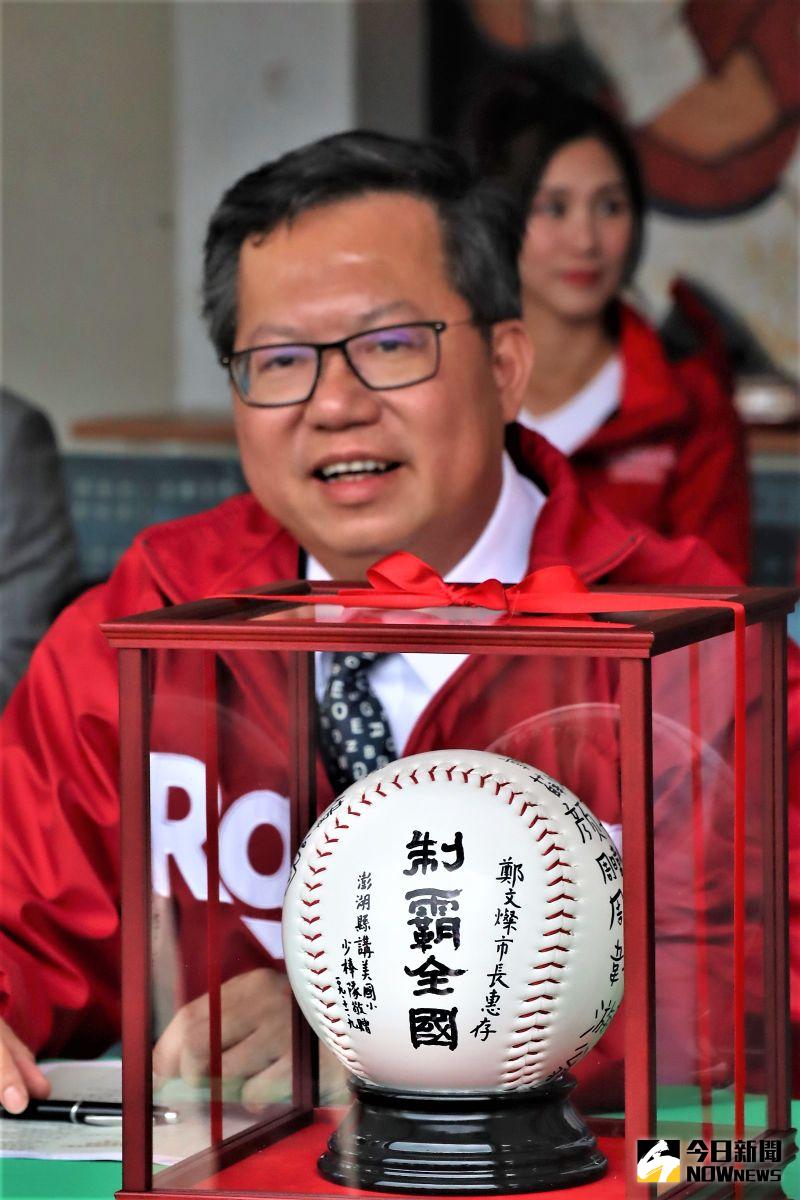 ▲講美國小校長張宏宇也致贈「制霸全國」的簽名球給鄭文燦,鼓勵他更上一層樓的意思相當明顯。(圖/記者張塵攝,2020.11.09)