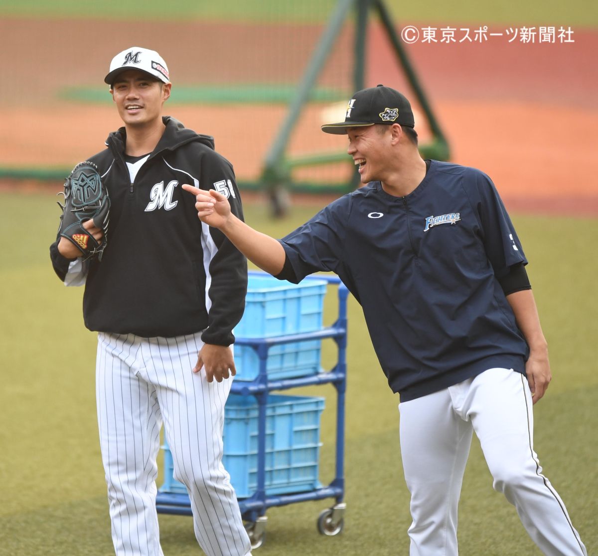 ▲王柏融跟陳偉殷說笑。（取自東京運動報）