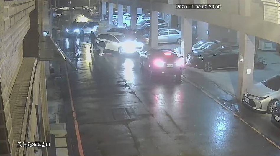 ▲兩派人馬酒後爆衝突下車開打。（圖／記者李清貴翻攝,2020.11.09)