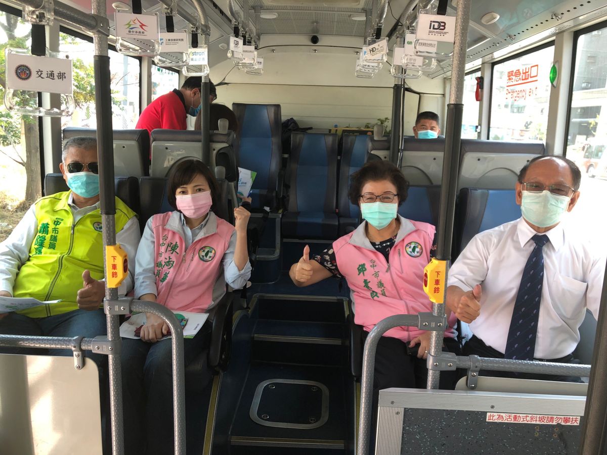 ▲台中水湳自駕巴士，議員陳淑華、邱素貞、謝明源與蕭隆澤試乘後表示，不論順暢度、舒適度、安全度等仍有待加強(圖／議員陳淑華提供2020.11.9)