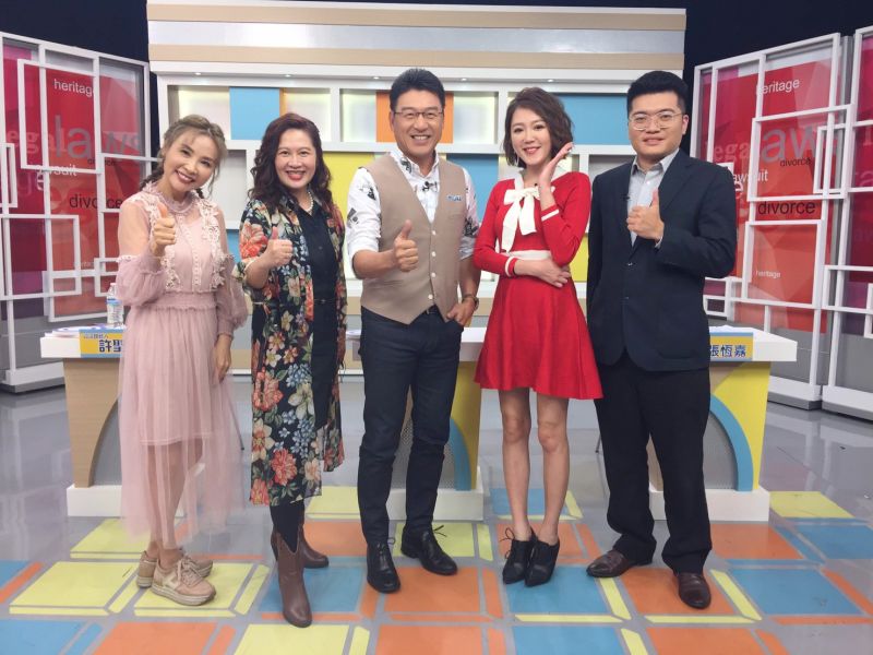 ▲裴琳(右二)上節目談演藝之路。(圖/高點提供)