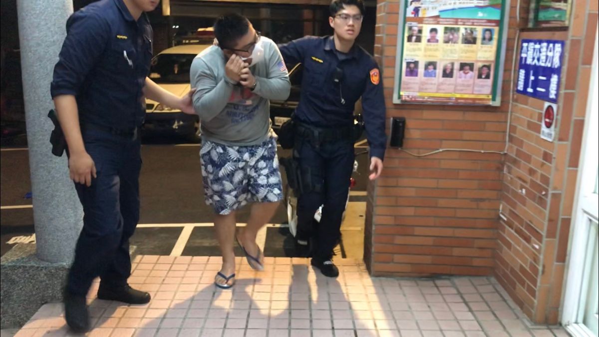 ▲男子車內藏有笑氣鋼瓶，遭警方盤查高速逃逸，經過1個半小時驚險追逐後，終於在林姓男子楊梅住處附近將他壓制逮捕到案。（圖／記者李春台翻攝）