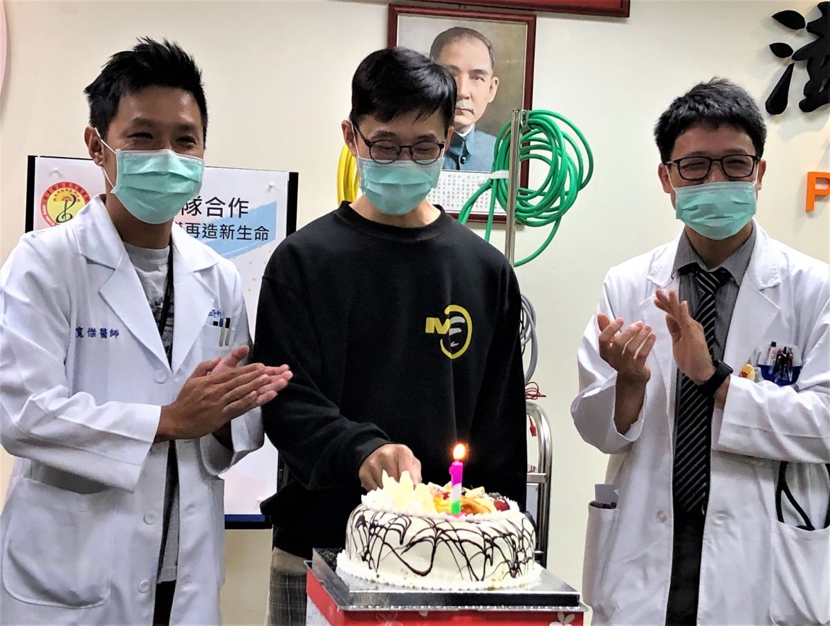 ▲衛生福利部澎湖醫院迷你型葉克膜立大功，心肌炎病患就回獻花給照護團隊表達感恩之意，幸從鬼門關前搶救回來。（圖／澎湖醫院提供）