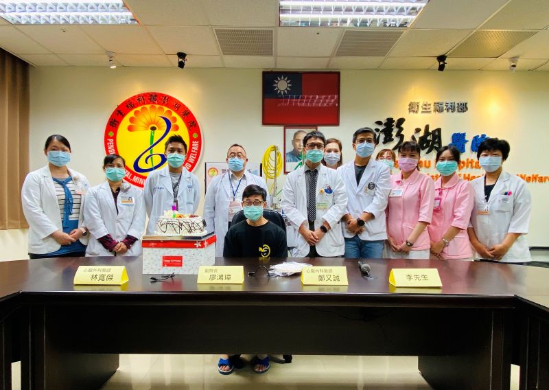 ▲心臟內科醫師鄭又誠施以PCPS(迷你葉克膜),在專業醫療團隊不分日夜照護之下,李姓患者狀況穩定轉普通病房。(圖/澎湖醫院提供)