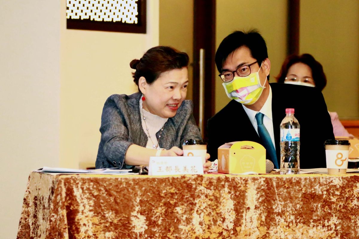 ▲高雄市長陳其邁（右）當面向經濟部長王美花（左）請命，盼由經濟部主導，將國營事業的土地，打造為軟體園區二期。（圖／高雄市政府提供）