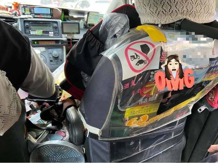 ▲原PO坐上一台計程車,卻發現前坐滿載著司機的個人物品,畫面曝光引發全場網友兩派論戰。(圖/翻攝自臉書《爆料公社二社》)