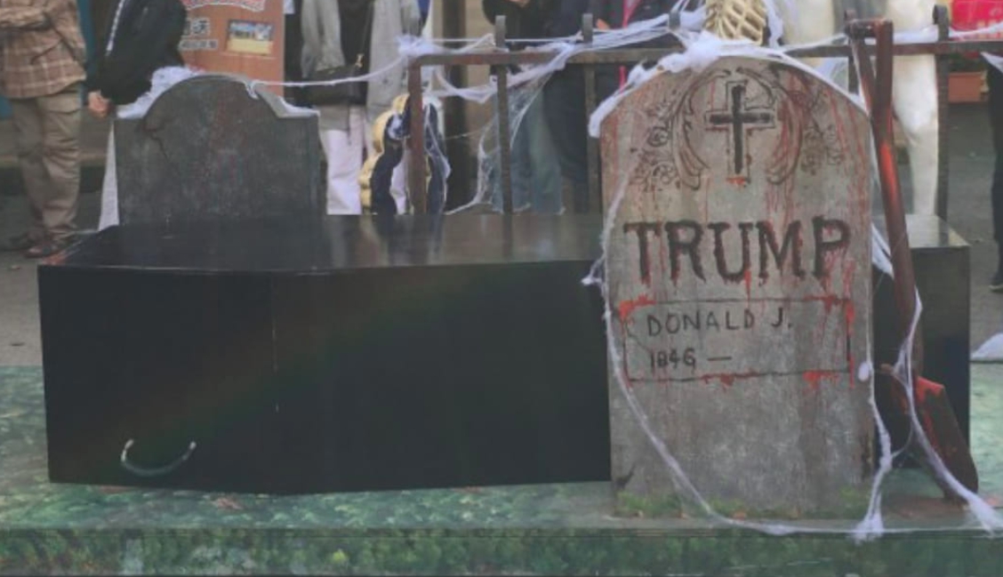 ▲六福村驚見有川普名字的墓碑裝飾，引發部分台灣網友不滿。（圖／翻攝六福村臉書）