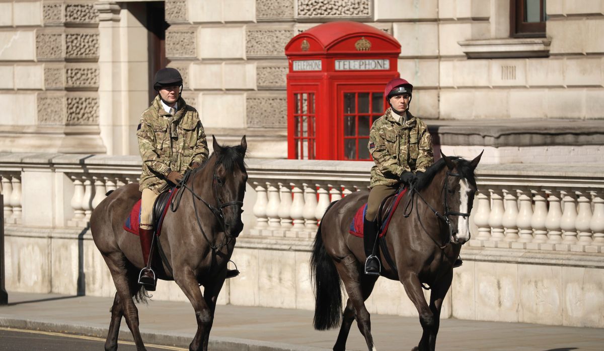▲英國軍方負責人週日（11月8日）接受訪問時，表示將推行軍隊現代化以因應現今局勢變化。圖為疫情期間於倫敦街道上巡邏的軍人。（圖／美聯社／達志影像）