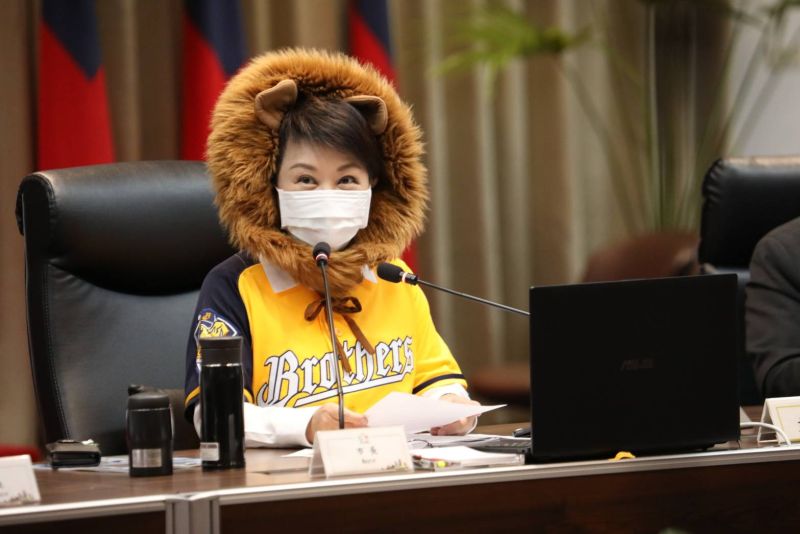 ▲市長盧秀燕輸了要戴獅子頭帽跑一整天行程的承諾(圖／柳榮俊攝2020.11.10)