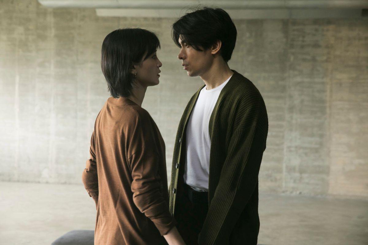 ▲姚淳耀（右）、吳子霏在Tizzy Bac《穿越光年的孤獨》MV中，有許多激烈碰撞的鏡頭。（圖／相信音樂提供）