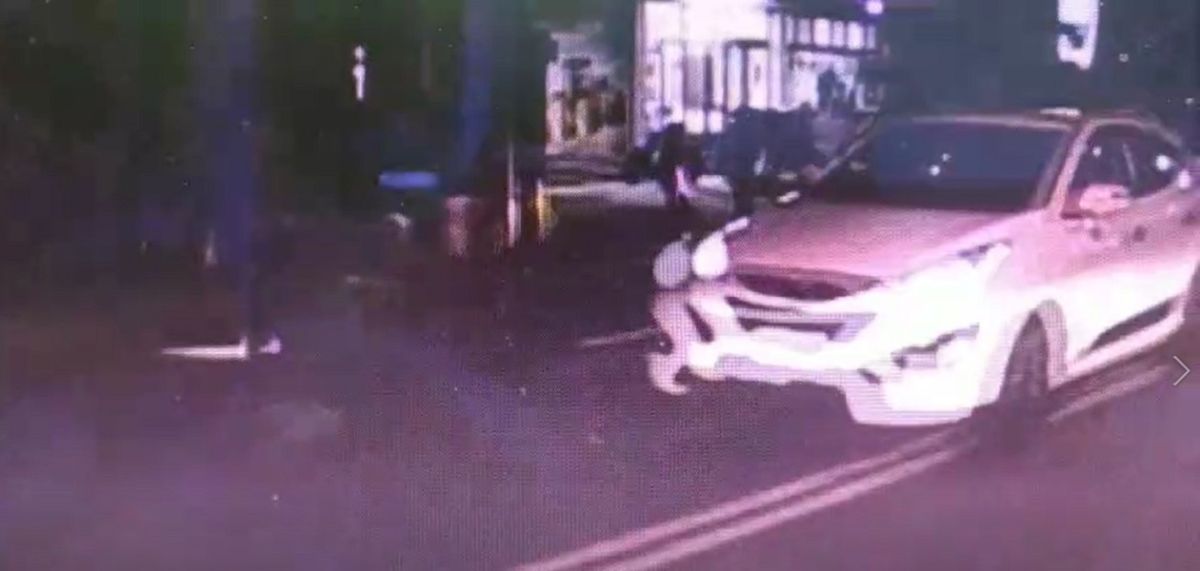 ▲黃姓女警倒地後，又連遭兩部汽車輾過。(圖／記者陳惲朋翻攝）