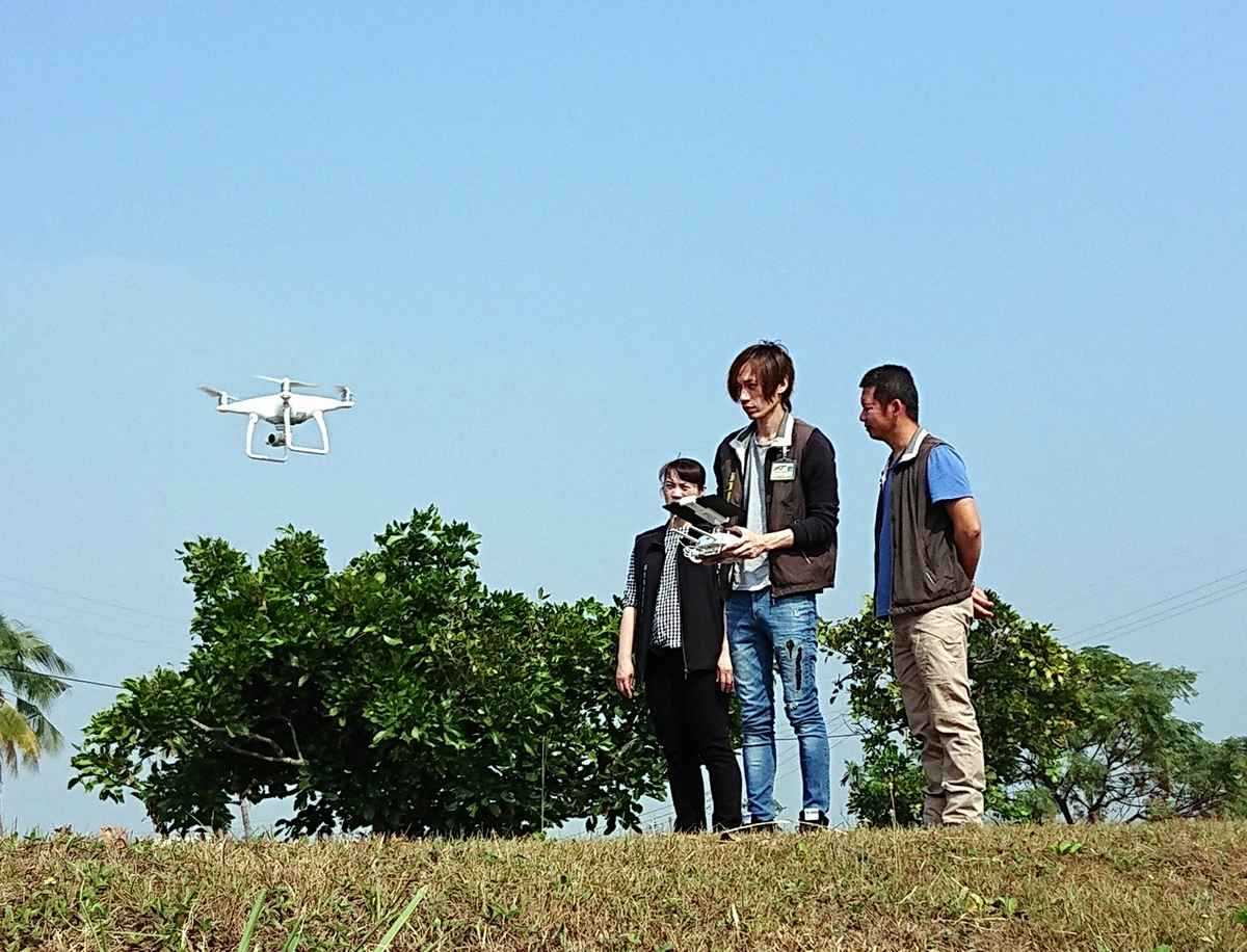 ▲屏東縣環保局於空品不良好發季節期間加強稽巡查，除了每日派員針對露天燃燒重點區域巡視外，亦利用無人飛機(UAV)協助取締露天燃燒，跨越地形障礙即時監控。（圖／屏東縣環保局提供,2020.11,10）