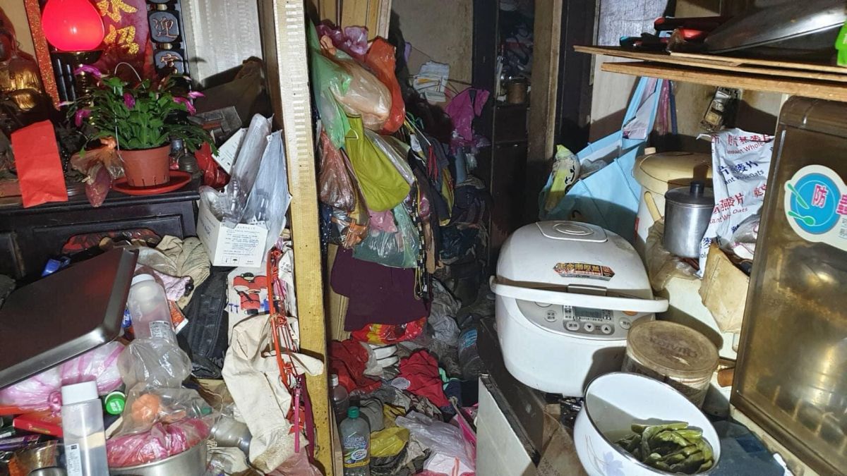 ▲一名老人家中「屋內雜物塞滿」且兩度失火，讓消防員相當無奈。（圖／翻攝《爆怨2公社》）