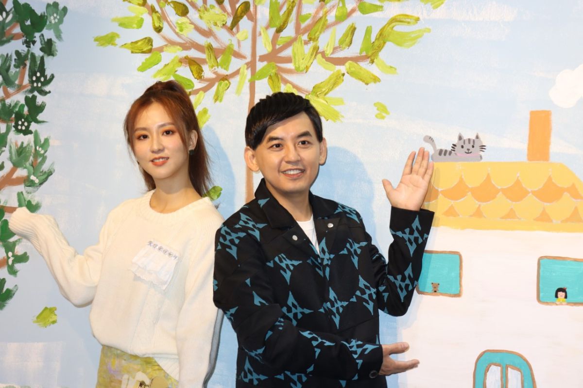 ▲周曉涵（左）、黃子佼出席公益畫展。（圖／好朋友工作室提供）