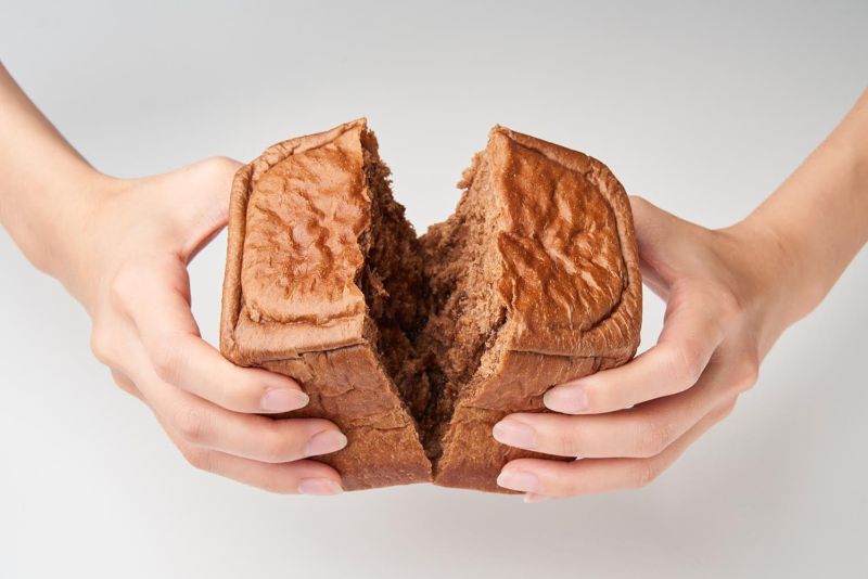 ▲家樂福推出醇香無比的「超濃生巧克力黑糖吐司」，還有最近萌翻烘焙界的「喵喵吐司」。
