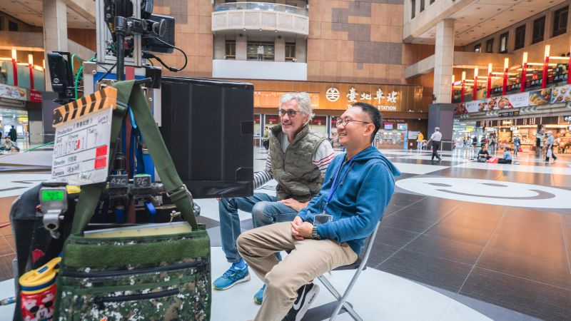 ▲法籍攝影師Jean Louis Vialard（左），與導演何蔚庭在台北車站拍攝電影《青春弒戀》。（圖／齊石）