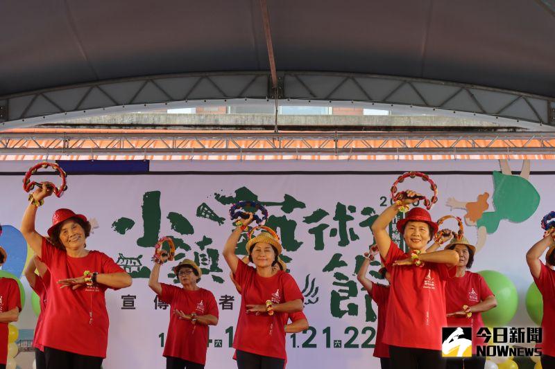 ▲源泉社區不老樂團賣力演出為2020小鎮藝術節活動暖場。（圖／記者陳雅芳攝，2020.11.10）