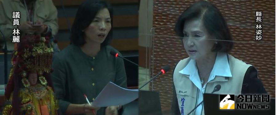 ▲宜蘭縣議會縣長施政總質詢民進黨議員林麗請來一尊媽祖神像，被國民黨及在野聯盟議員批作秀。（圖／記者李清貴翻攝,2020.11.10)