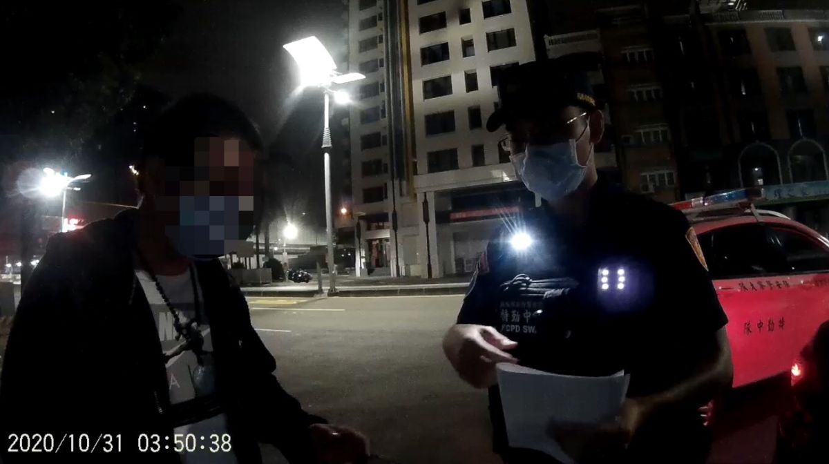 ▲高市保大特勤中隊員警發現林姓男子（左）為居家檢疫對象，竟將車停路邊，涉在車內吸毒。（圖／記者郭凱杰翻攝，2020.11.10）