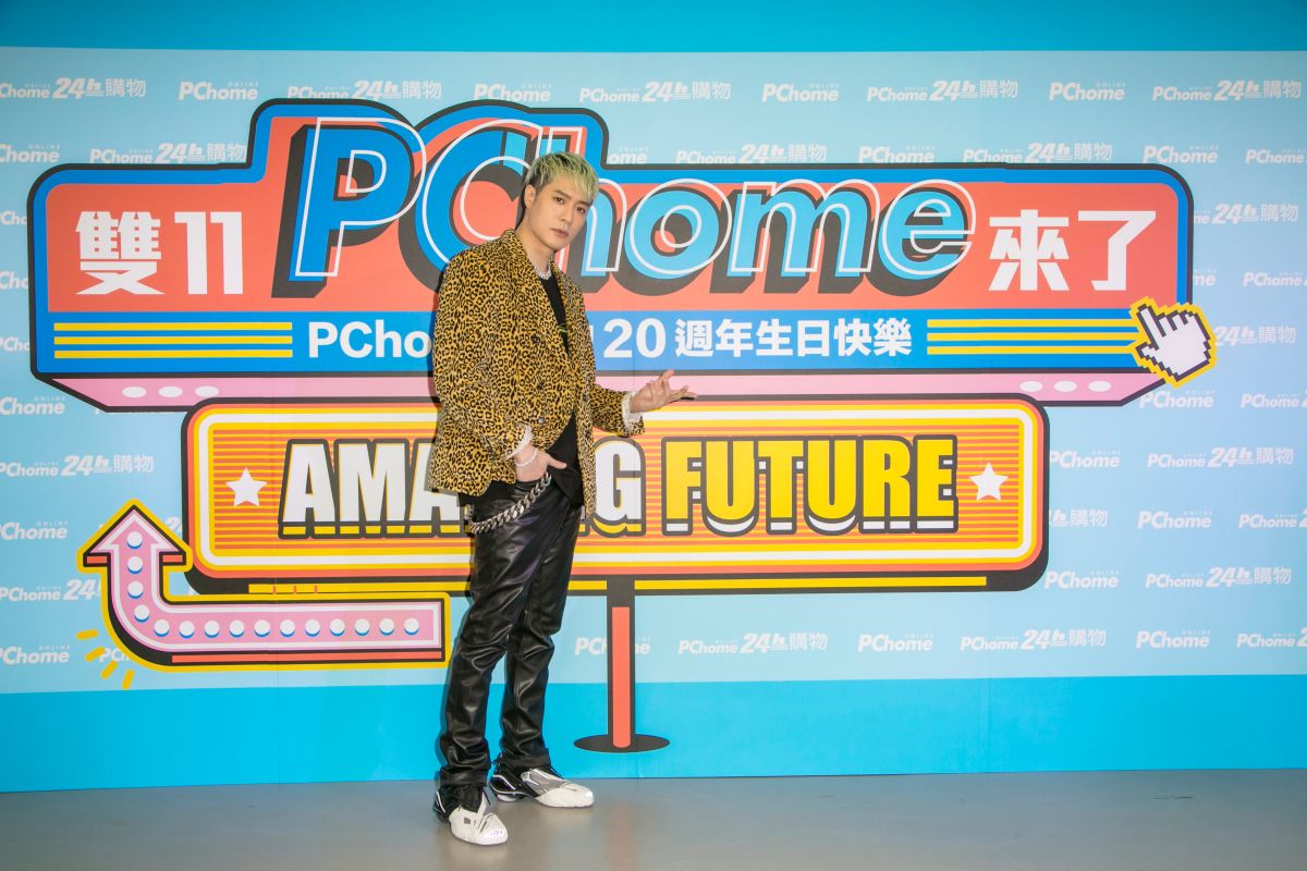 ▲周湯豪頂著螢光綠頭、穿著豹紋外套出席活動，他表示這些是他的「家徽」。（圖／PChome提供）