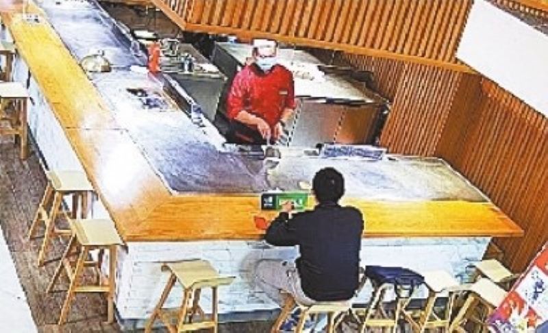 ▲▲男子因工作壓力之大,到餐廳用餐時接到家人電話突然淚崩。(圖/翻攝自武漢晚報)