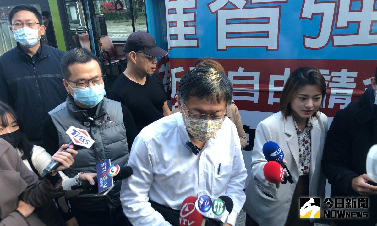 ▲台北市長柯文哲11日上午與國民黨市議員羅智強一同搭乘「新聞自由」公車，表態挺新聞自由。（圖／記者丁上程攝,2020.11.11）