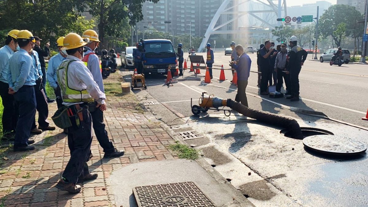 ▲高雄楠梓區藍田路與援中路口附近今(11)日上午7時左右疑似人孔蓋甲烷外洩，　中油已進行排空作業。(圖／記者郭俊暉翻攝，2020.11.11)