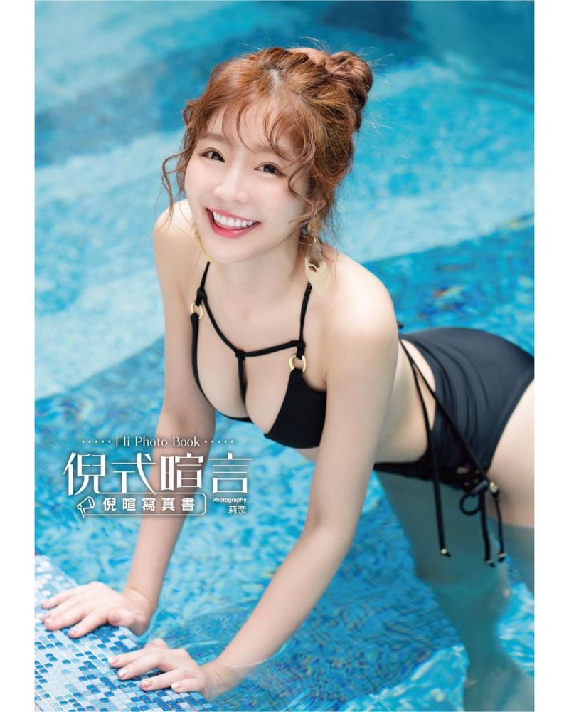 ▲倪暄趴在泳池邊露出甜笑。(圖/倪暄IG)