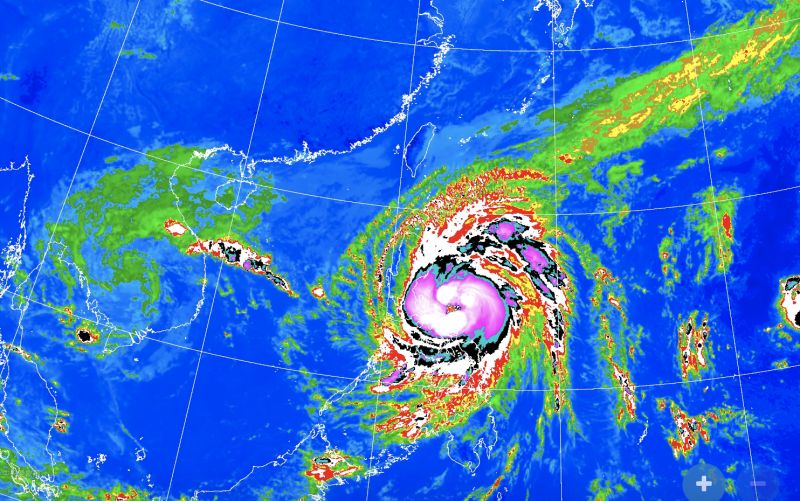 ▲梵高颱風今（ 11 ）日上午 8 時已增強為中度颱風，雖然不會對台灣造成直接影響，但周四起將為台灣帶來水氣，北部、東半部降雨機率增加。（圖／氣象局）