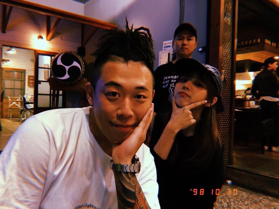 ▲玖壹壹健志（前排左）被爆與陳甯亞（前排右）一起過夜。（圖／翻攝陳甯亞臉書）