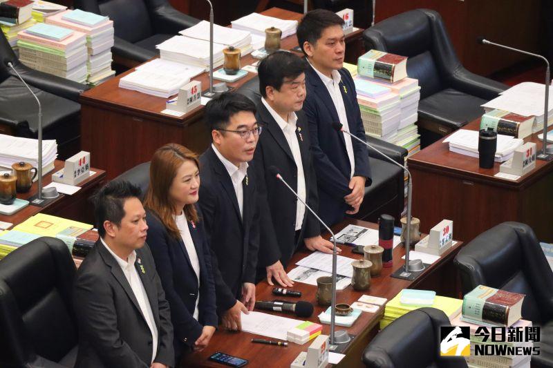 ▲民進黨高雄市議員(右至左)李柏毅、簡煥宗、邱俊憲、高閔琳、何權峰等人進行聯合質詢。(圖/記者鄭婷襄攝)