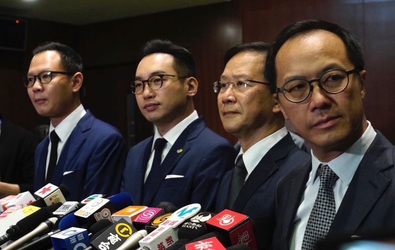 中國人大通過決定案　港府取消4位泛民派立法議員資格
