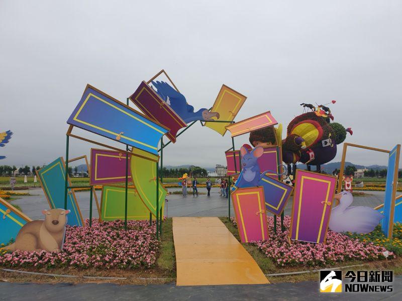 ▲台中國際花毯節展區,規畫六大主題,圖為抉擇之門,由許多門組成,像迷宮一樣,就看遊客如何尋到心中那把正確的鑰匙。(圖/記者金武鳳攝,2020.11.11)