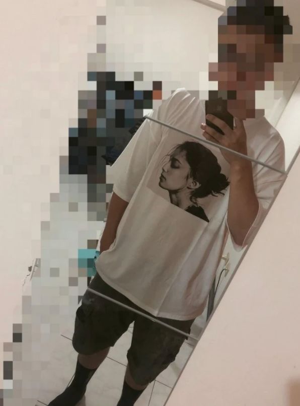 ▲一名男網友PO出自己平常在補習班教數學時的穿著。(圖/翻攝自《Dcard》)