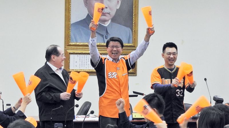 ▲謝龍介（中）將參選台南市長，引發各界討論。（圖／資料照）