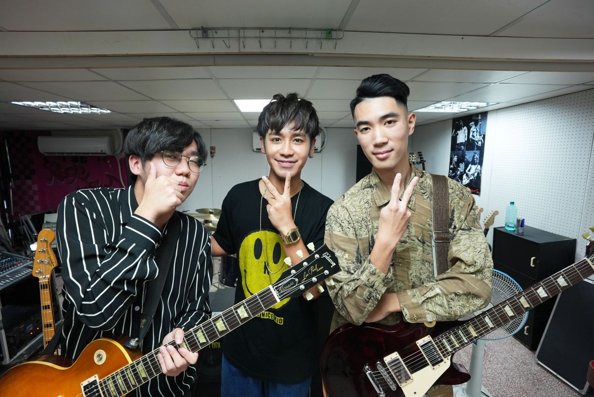 ▲ 鼓鼓（中）遭學生嗆聲「沒繳費滾」，讓他受到驚嚇。（圖／相信音樂提供）