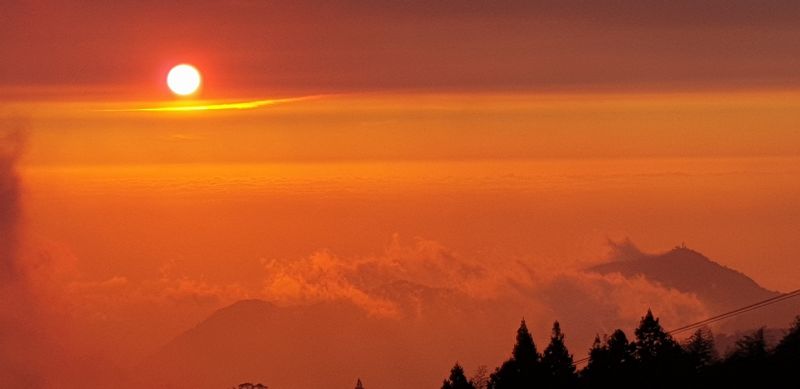 ▲阿里山隙頂風景區的夕陽，在全台山中夕陽景點排名第三。(圖／嘉義縣政府提供）