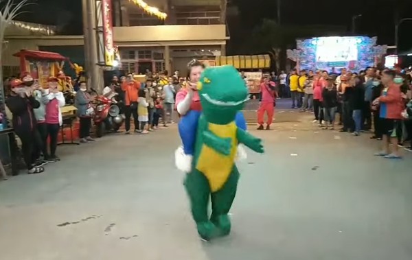 ▲這款還願你看過嗎？雲林這名女香客穿著恐龍裝熱舞的畫面讓不少人感到新鮮。（圖／翻攝自西螺新天宮新社媽）