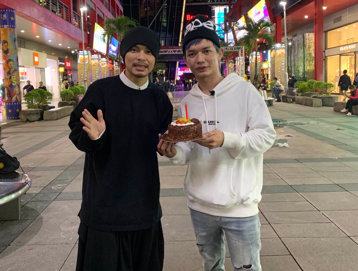 ▲宥凱（右）圓夢發片，黃明志還特別為他慶祝生日。 （圖／馬棋朵數位影像製作提供）