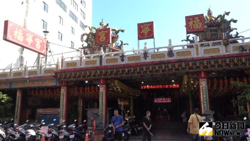 ▲員林福寧宮主祀湄洲二媽,三媽,香客從早到晚絡繹不絕,有人抽籤卜卦、有人祈求平安,更不乏學子祈求學業順遂、年輕夫婦祈求子嗣,廟內終年香煙繚繞、信徒如織。(圖/記者陳雅芳攝,2020.11.11)