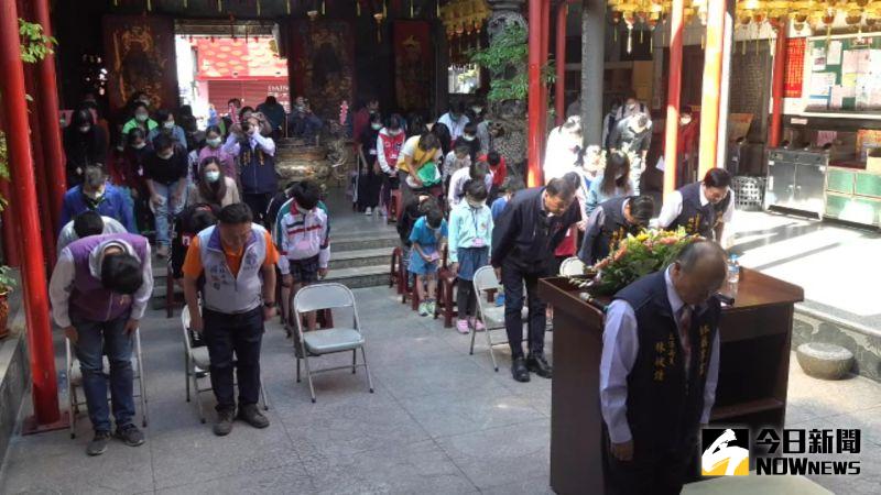 ▲福寧宮辦理學童獎助學金發放,各受獎學校師長及學生代表向福寧宮媽祖行三鞠躬禮。(圖/記者陳雅芳攝,2020.11.11)
