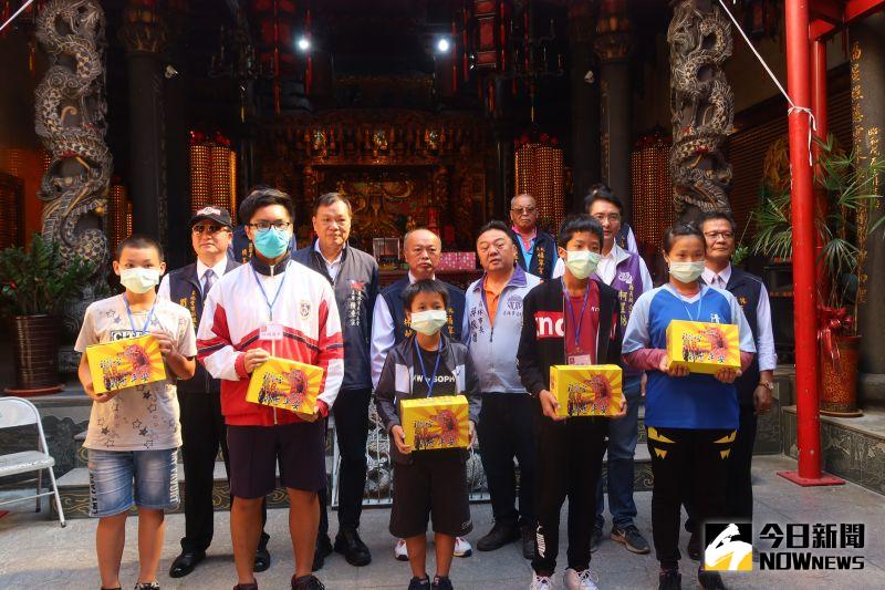 ▲員林市福寧宮發放109學年度上學期員林等五鄉鎮7所國中小學童獎助學金,發揚媽祖慈悲大愛精神,周全的顧弱勢之舉,給予肯定及敬佩。(圖/記者陳雅芳攝,2020.11.11)